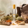 Notas de fondo del perfume equivalente a Anais Anais Cacharel para mujer: musgo de roble, incienso, almizcle, cuero, sándalo, vetiver, cedro, pachulí y ámbar