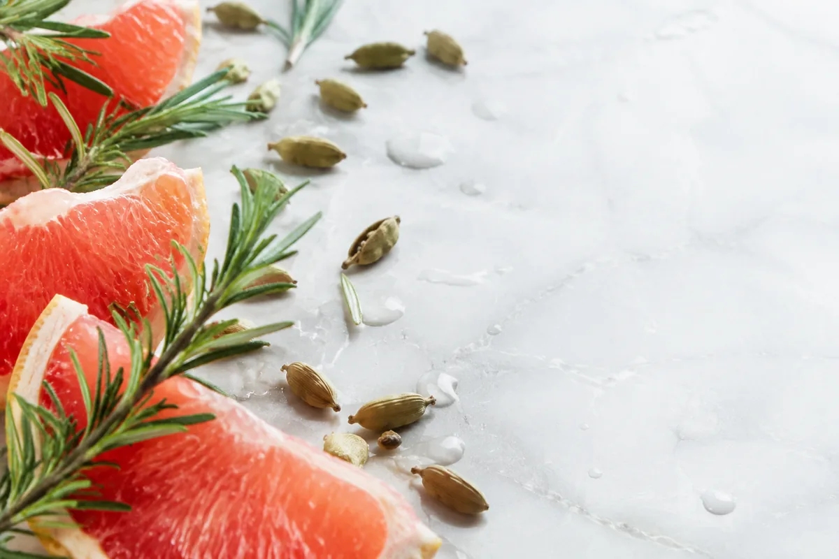 Pomelo, romero y cardamomo del perfume equivalente a Lacoste White