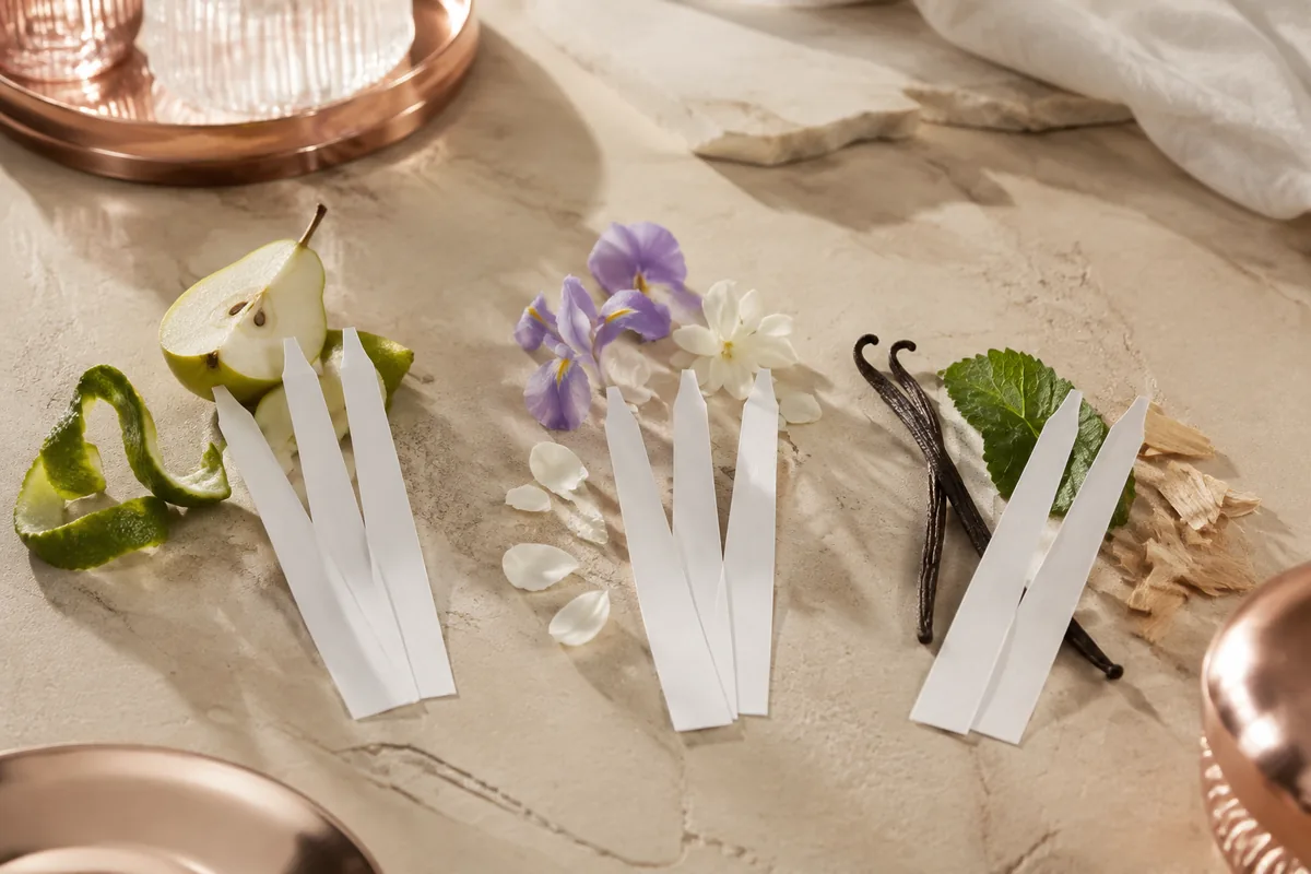 Diferencias entre perfumes originales e imitaciones: tiras con cítricos, flores y maderas