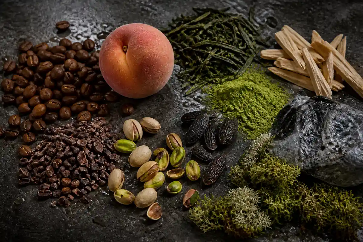Tendencias de perfumes nicho en 2027: el futuro de la perfumería de autor 3 Notas olfativas previstas entre las tendencias en perfumes nicho 2027 con café, cacao, pistacho, melocotón, té y maderas